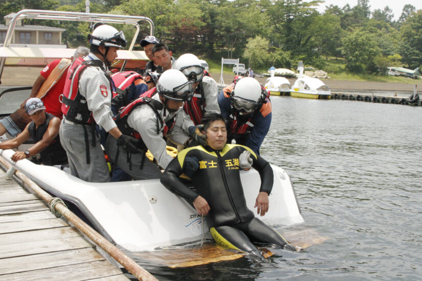 山中湖で水難事故対応訓練
