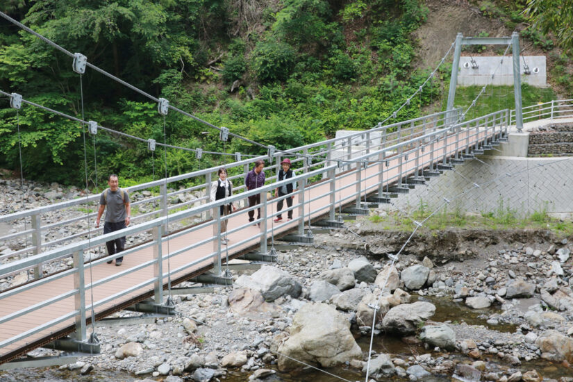 上野原のつり橋が人気スポットに