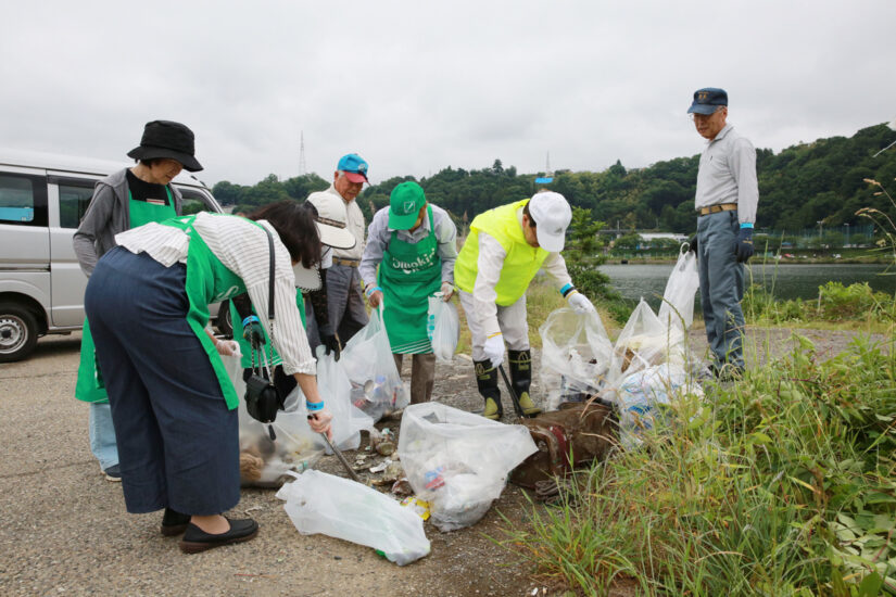 住民が戸川で清掃活動