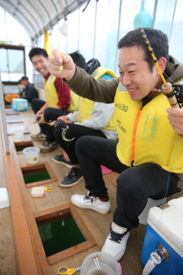 ワカサギ釣れたぞ　河口湖ドーム船運航