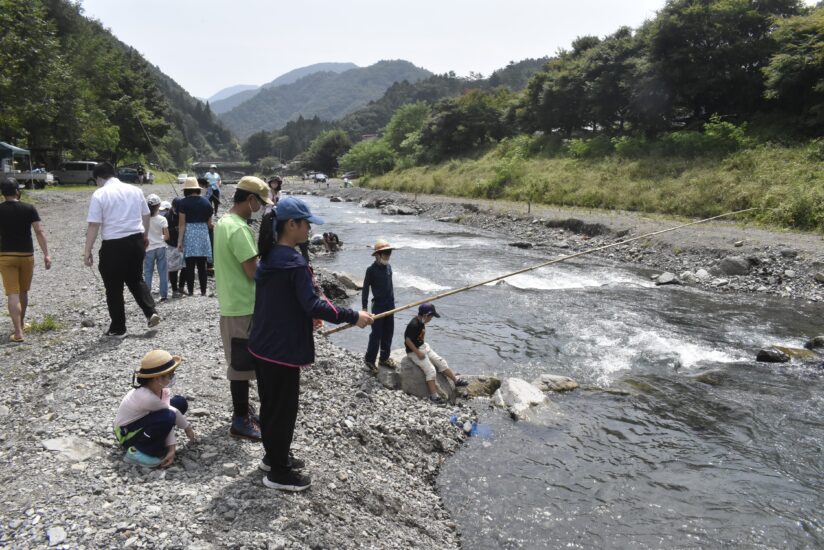 飯ごう炊飯や川遊びに挑戦