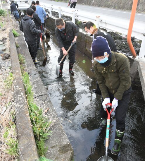 河川や用水路清掃　都留伝統の「定式」