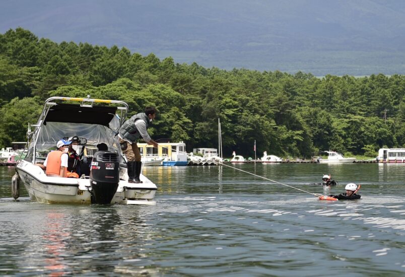 水難事故救助　山中湖で訓練