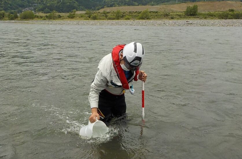富士川流域で採水　濁りや有害物質を調査
