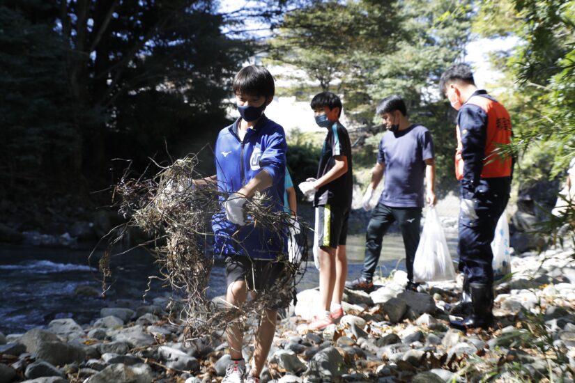 釣り愛好家や住民　鹿留川でごみ回収