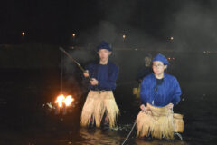 笛吹川で貴重な伝統漁法「徒歩鵜」公開　