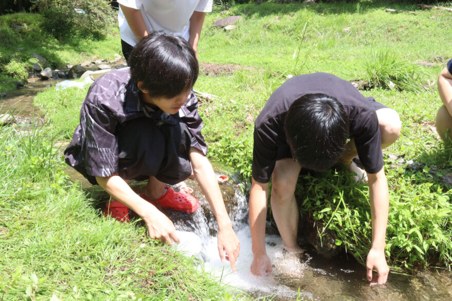 養護施設の子どもら魚つかみ捕りに歓声