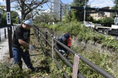 温泉郷の川沿いを清掃