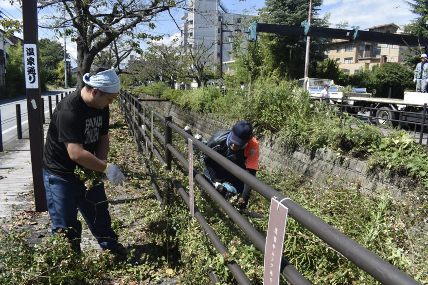 温泉郷の川沿いを清掃