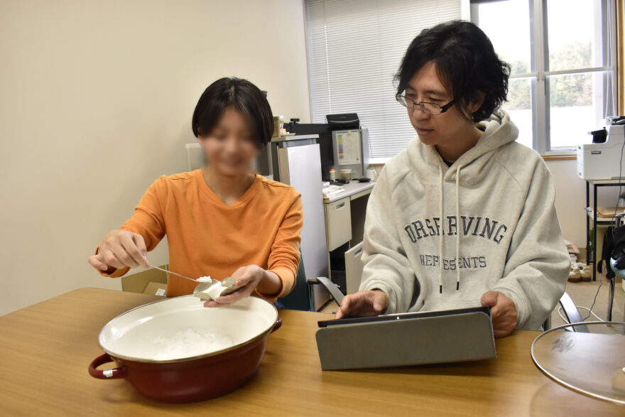 温泉水から塩づくり 県立大　増田ゼミ研究 海なし県の名産品に