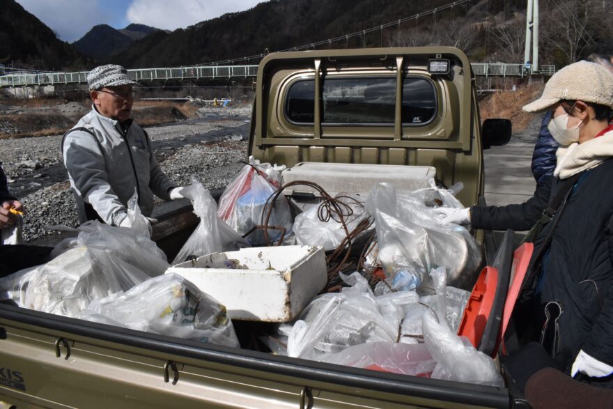 丹波川　住民がごみ拾い